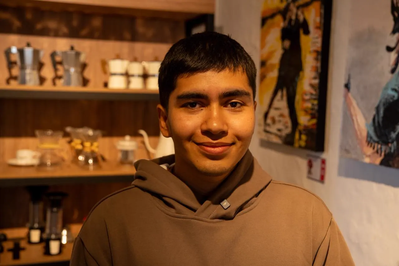 Retrato de un joven participante del curso de Arte Latte.