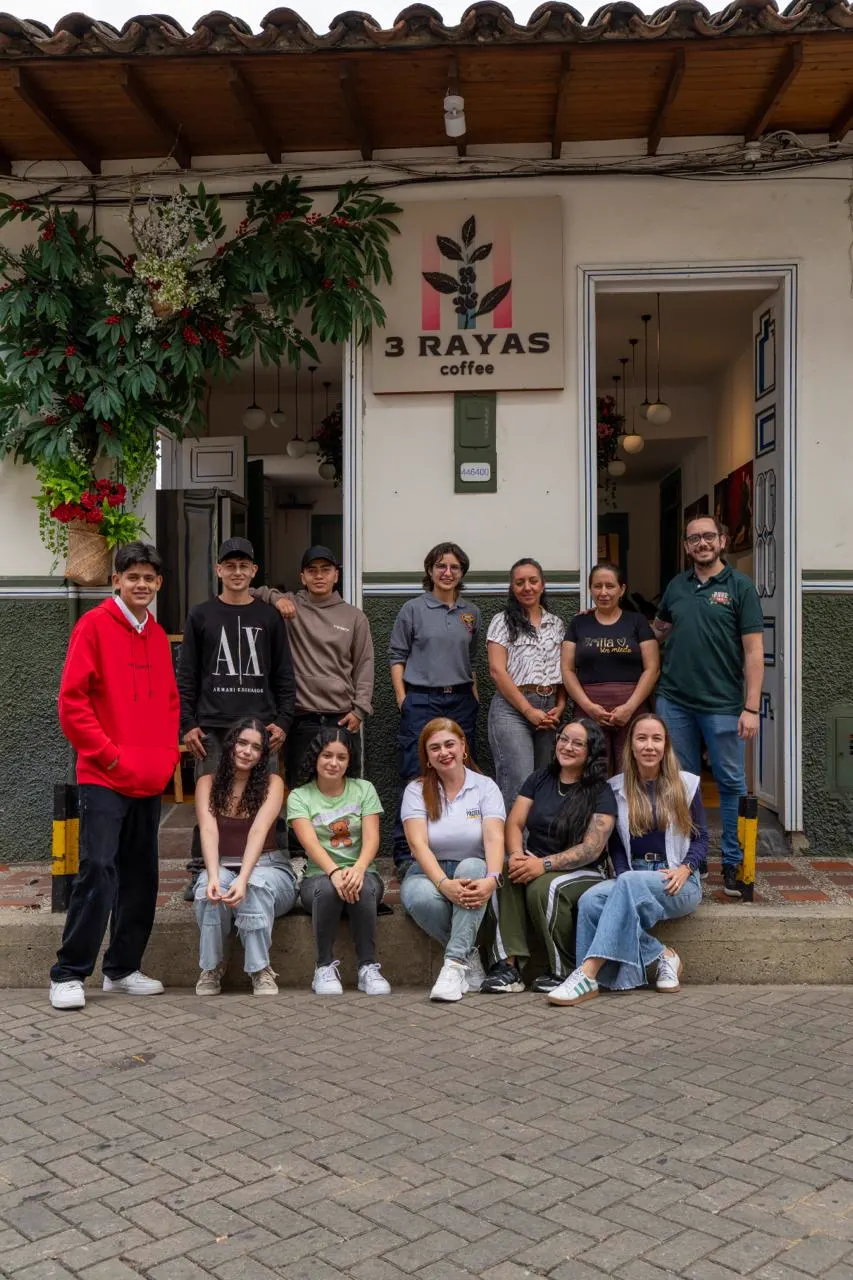 Participantes del curso de Arte Latte frente al local 3 Rayas Coffee, en Jericó.
