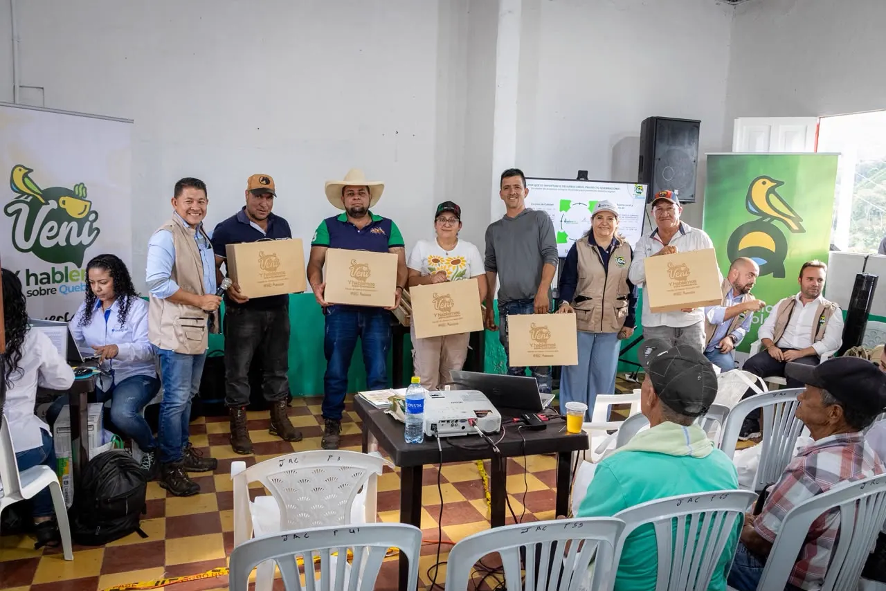 Representantes del corregimiento Palocabildo reciben el kit de socialización del proyecto Quebradona.